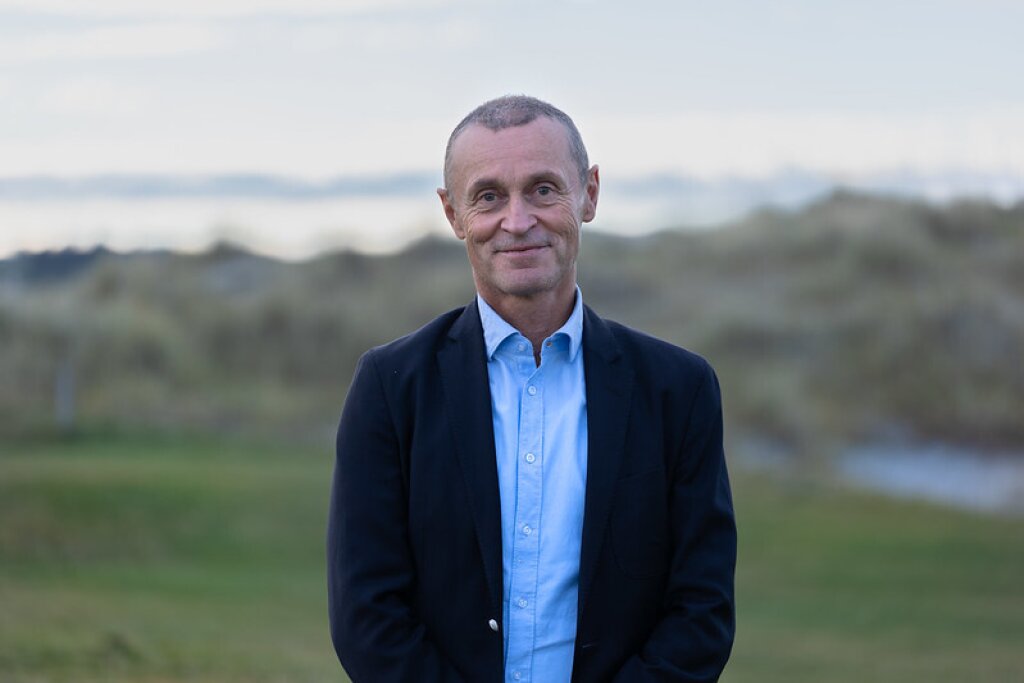 Man smiling to the camera.