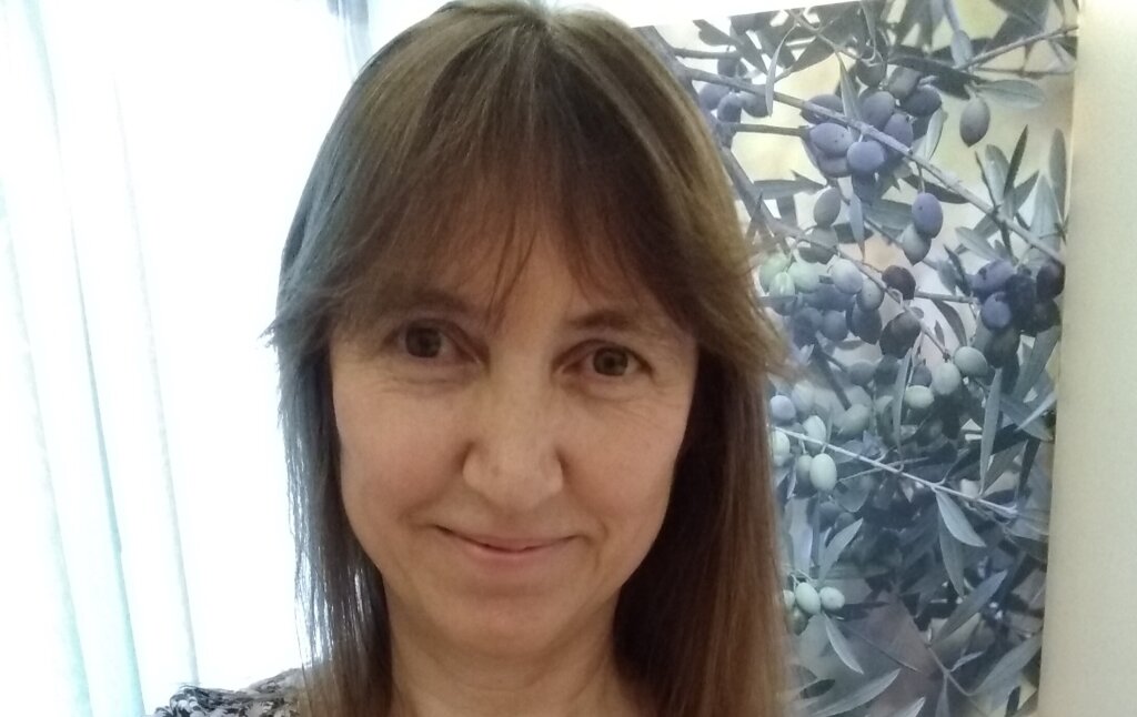 Woman smiling to the camera.